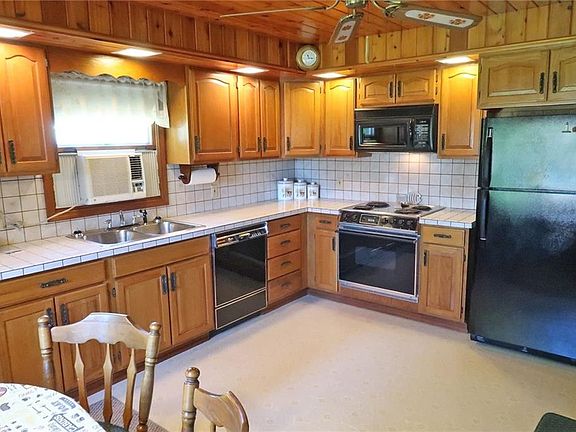 5th image of 102 Maple Dr