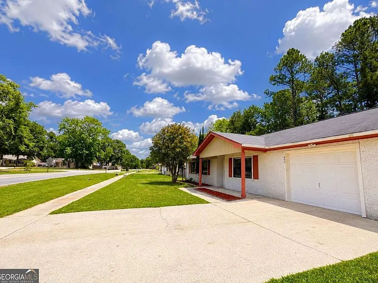 603 Plantation Village Dr — Photo 2