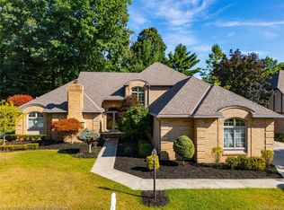 9039 Oakridge Trl, Shelby Township, MI 48317