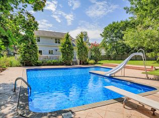 30 Hilton Ct, Riverhead, NY 11901