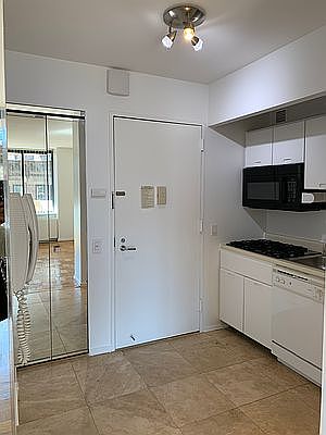 5th image of 311 E 38th St APT 5A