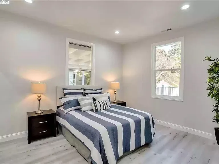 233 Sycamore St — Photo 12