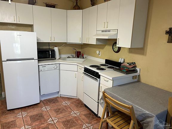 4th image of 224 E Garden St APT 204