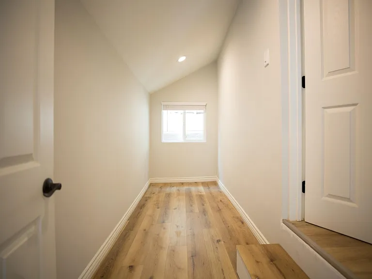 2210 Clinton St — Photo 13