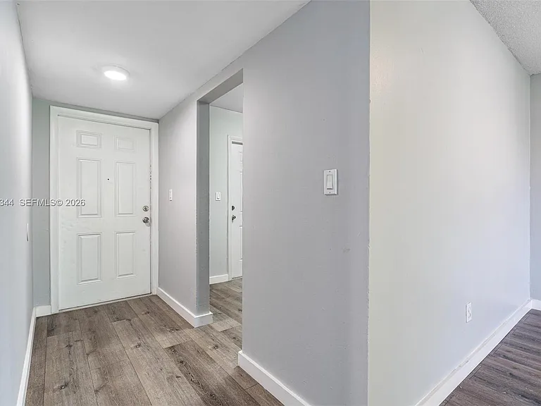 15205 NE 6th Ave #D305 — Photo 3