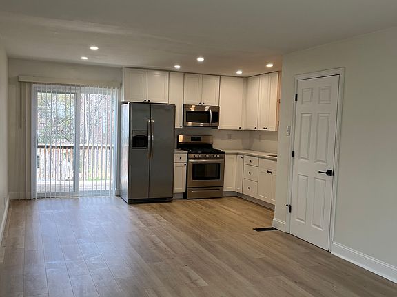 2nd image of 1420 Hawthorne Pl