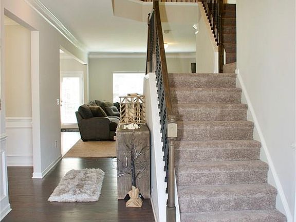 4th image of 70 Winfield Manor Ct