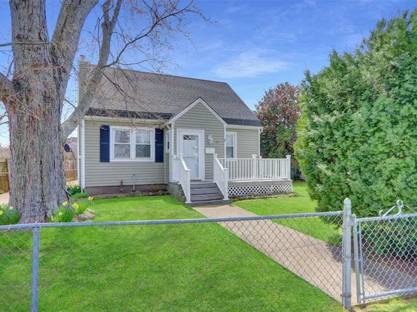 30 Peters Lane, North Babylon, NY 11703