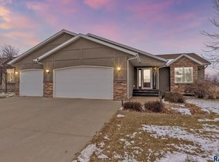1624 S Locust Ave, Brandon, SD 57005
