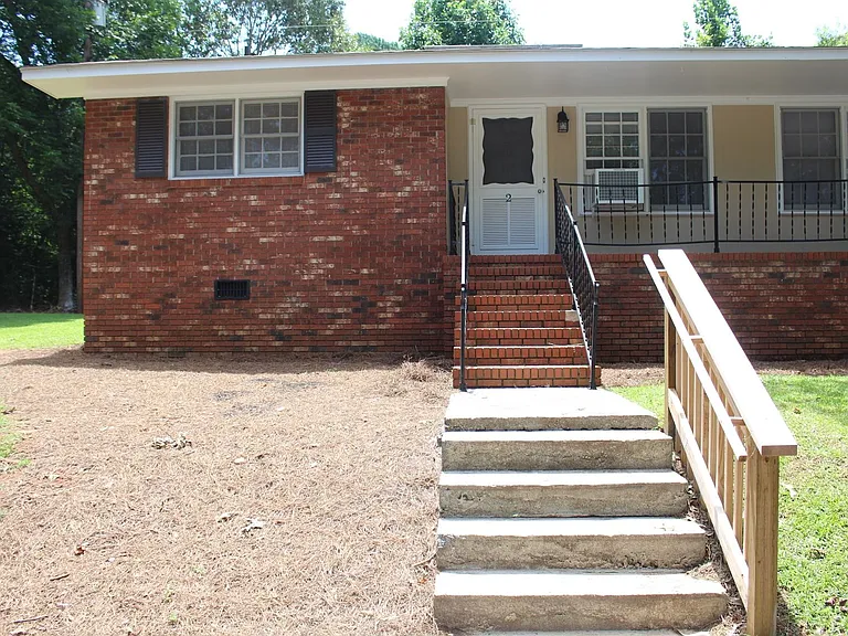 210 Cochran Rd — Photo 2