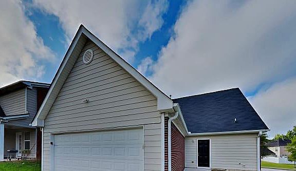 3rd image of 905 Hollybrook Dr