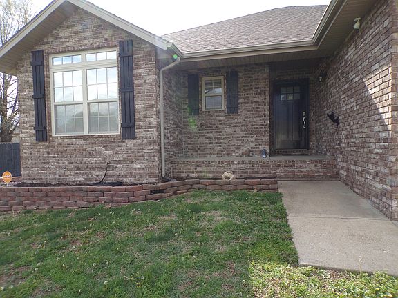 2nd image of 3209 N Laurel Avenue