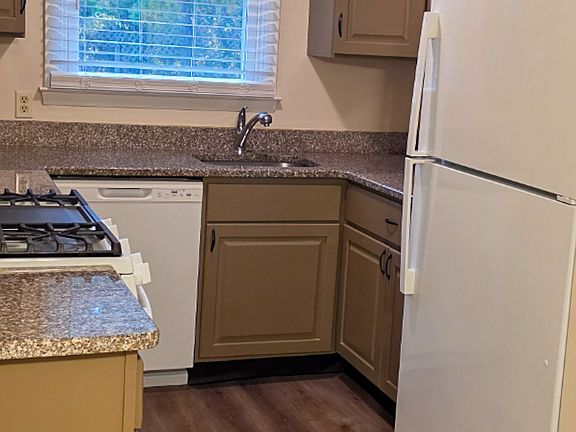 5th image of 7 Scotch Pine Dr