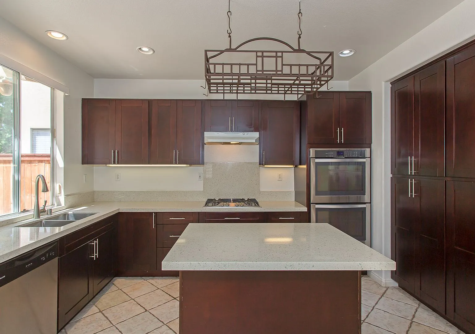 3 Bedroom House in Shadowridge! — Photo 3