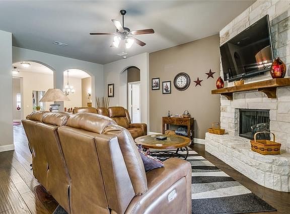 4th image of 920 Yarwood Way