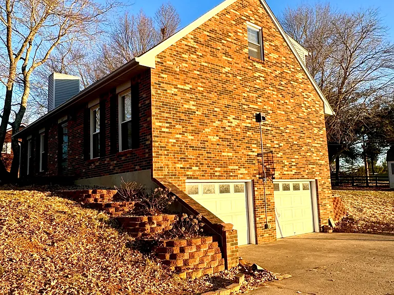 607 Yale Dr — Photo 2