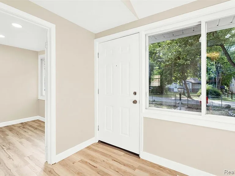 23248 Helen St — Photo 4