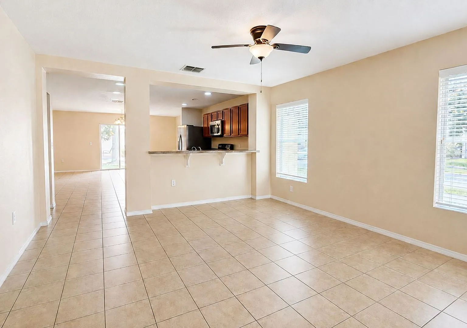 Spacious 3-Bedroom Townhome in Gated Compass Bay — Photo 2