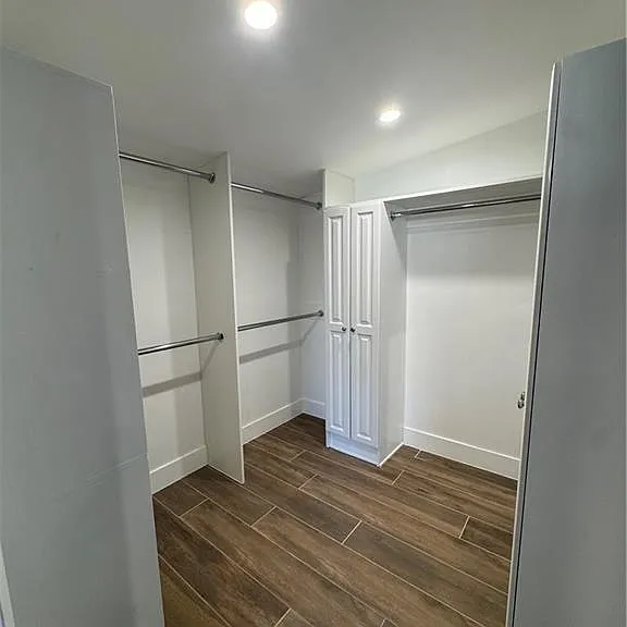 6439 1/2 Graves Ave — Photo 1