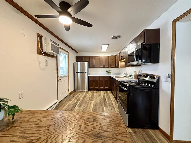 Town's Edge Apartments — Photo 21