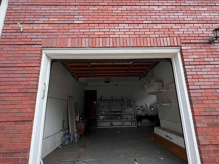 Ionia Ave — Photo 11