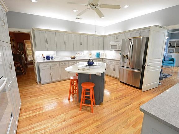 5th image of 12254 Red Oak Dr #2055