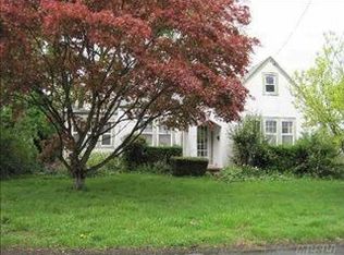 25 Greenlawn Ter, Copiague, NY 11726