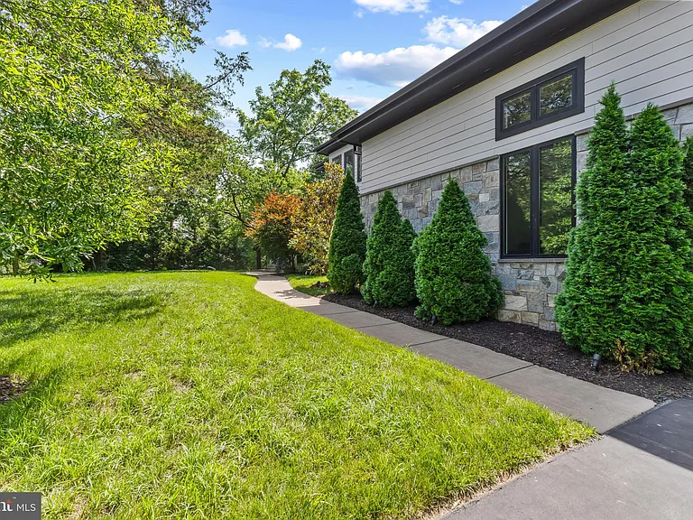 1513 Oakview Dr — Photo 5