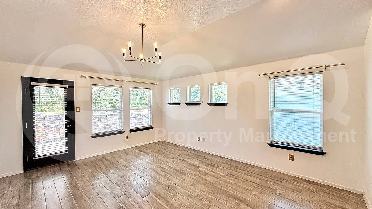 3 bed, 2.0 bath, 1271 sqft, $2,200 — Photo 4