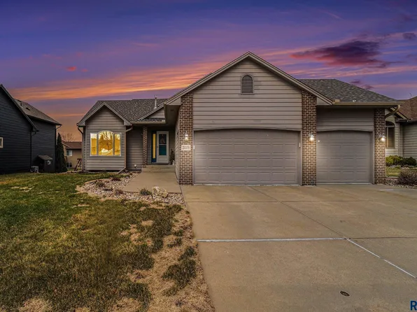 2205 S Stanford Ave, Sioux Falls, SD 57106