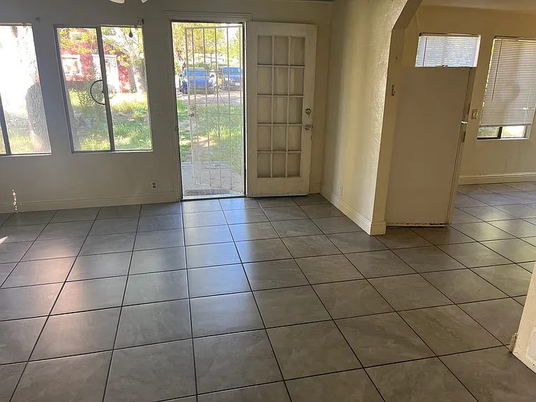 2933 Oleander Ave — Photo 8