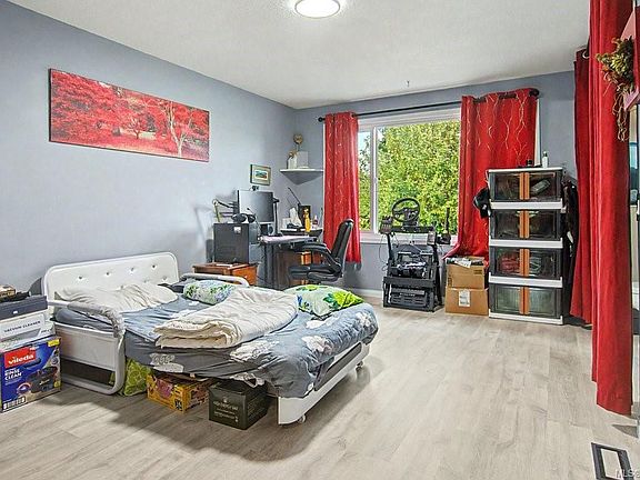 4th image of 402 Young St
