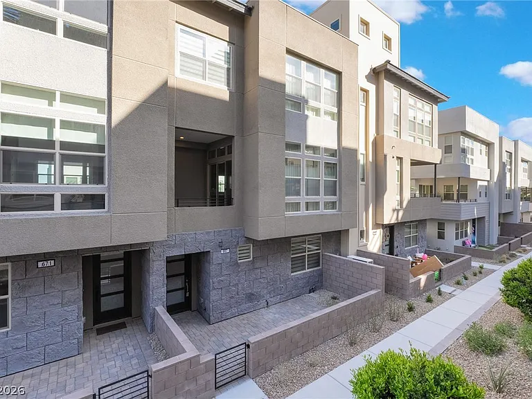 667 Grey Saker St — Photo 1