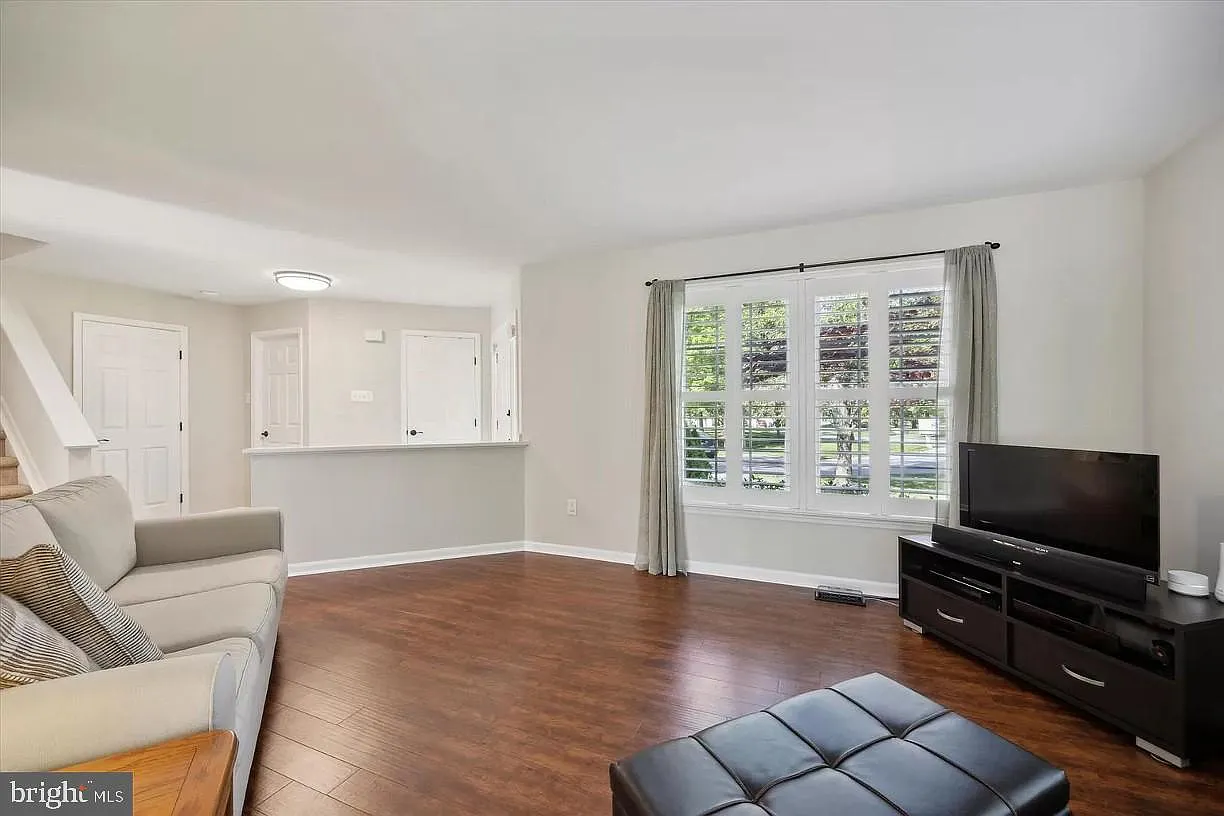 3 bed, 2.5 bath, 2202 sqft, $3,675 — Photo 4