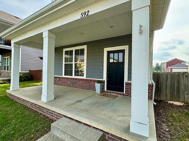 592 N Longfellow Ln — Photo 2