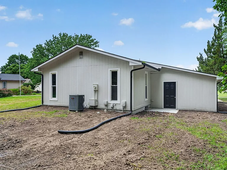 2111 Timber Creek Dr — Photo 33