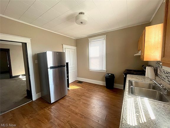3rd image of 610 Echo Ave