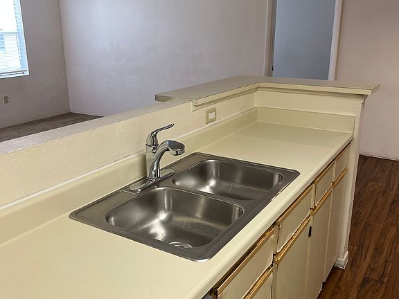 3rd image of 3020 Parkway Blvd APT 201