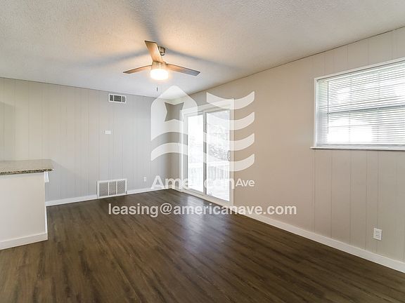 1704643_003_living_room_14098236.jpg