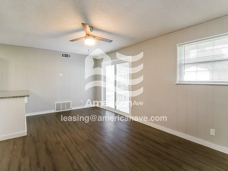 1704643_003_living_room_14098236.jpg