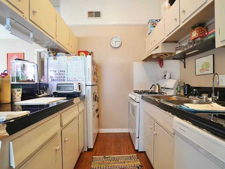 618 W 51st St #103 — Photo 9