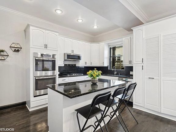 3rd image of 3337 N Kenmore Ave #2