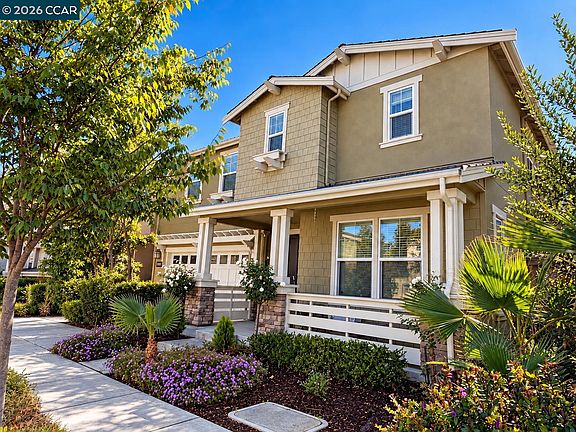 2nd image of 1096 Gardenia Loop