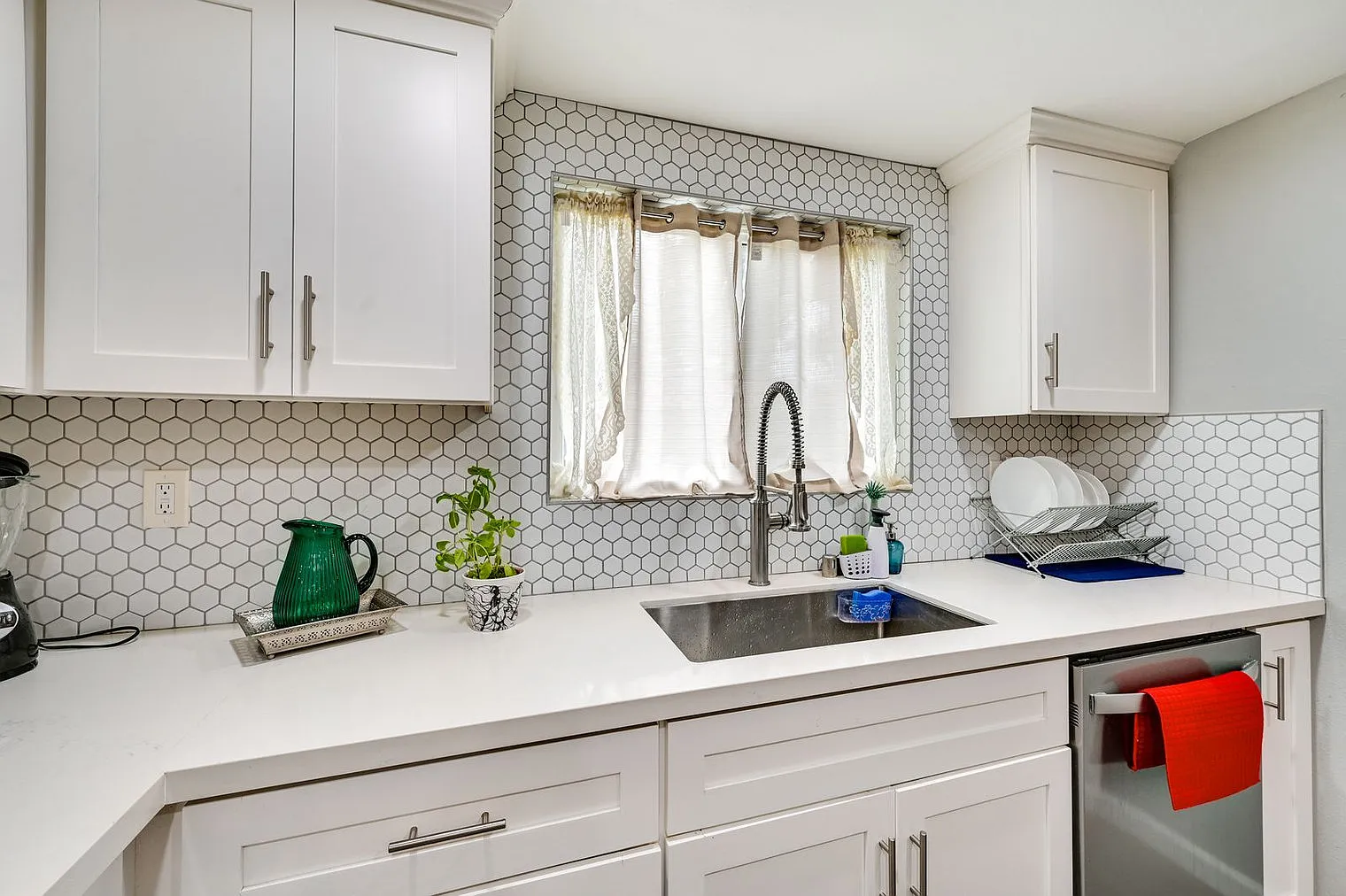 1 bed, 1.0 bath, 710 sqft, $3,612 — Photo 4