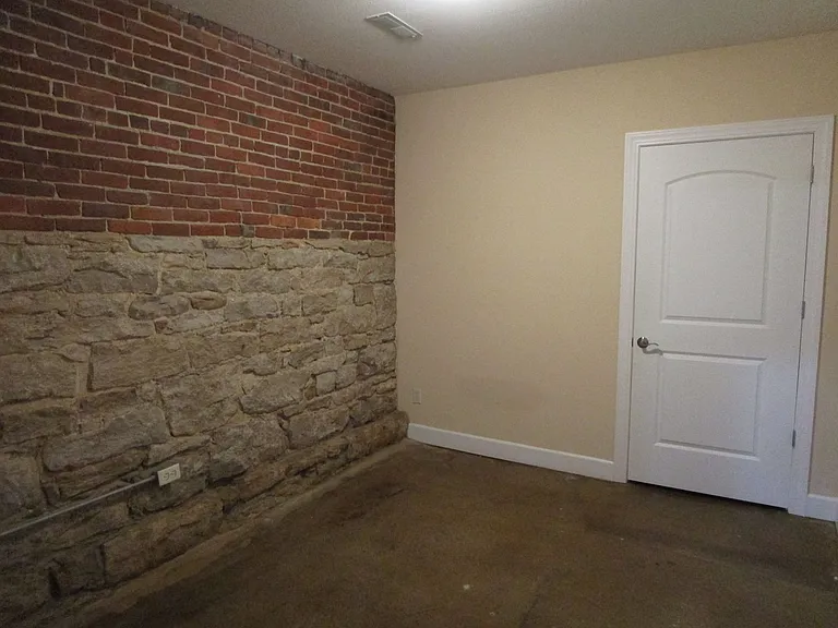 810 E Broadway — Photo 9