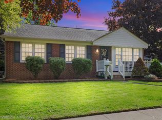 15618 Surrey St, Livonia, MI 48154
