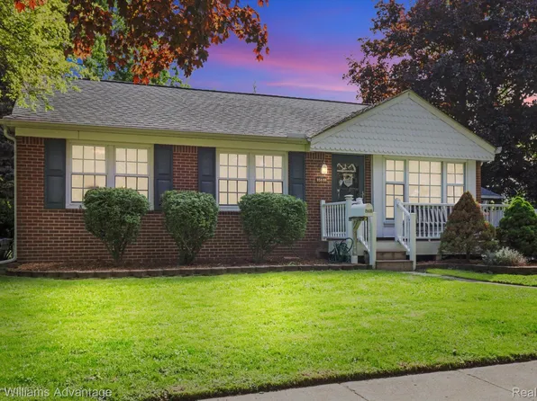 15618 Surrey St, Livonia, MI 48154