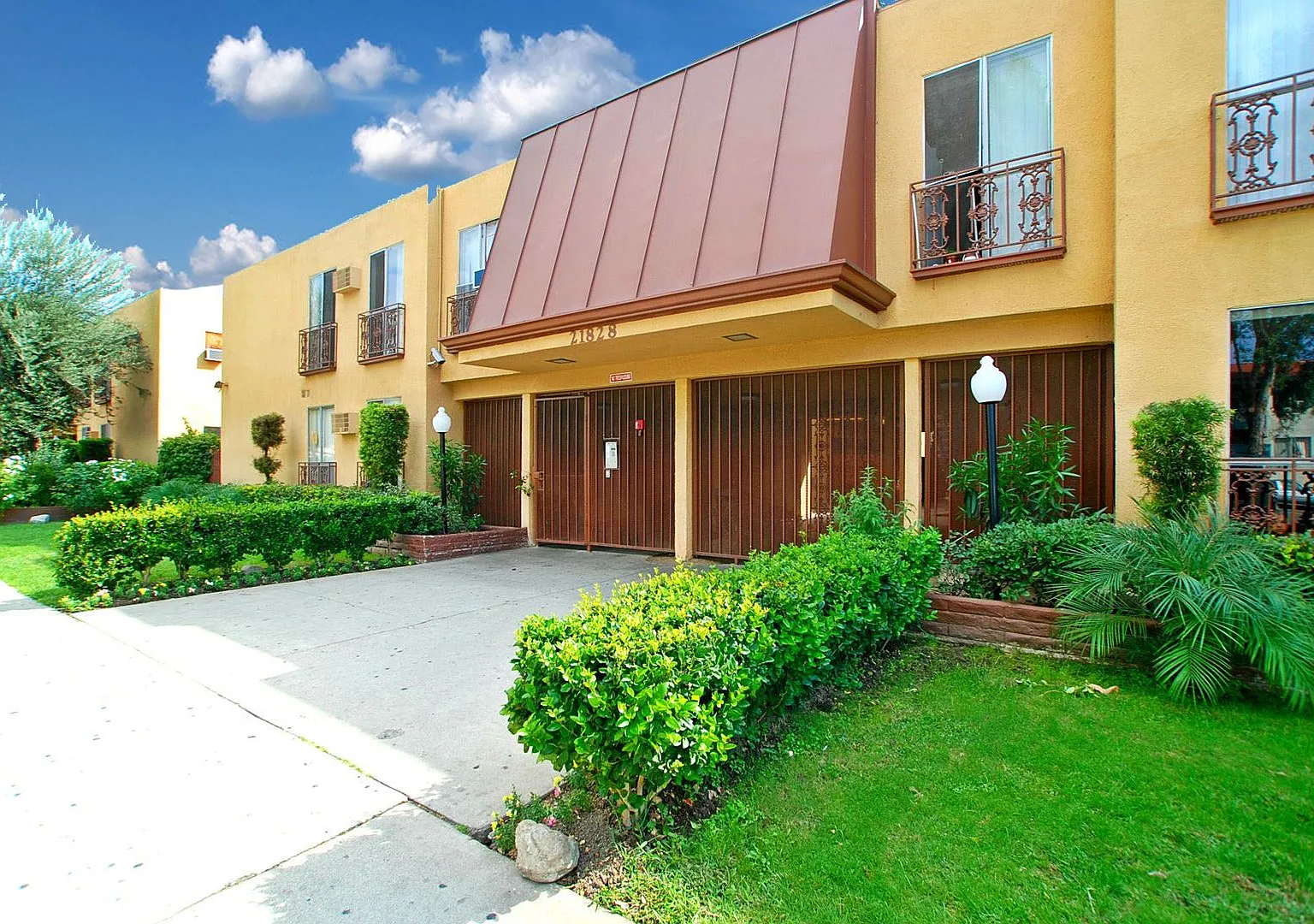 Roscoe Villa Apts — Photo 3
