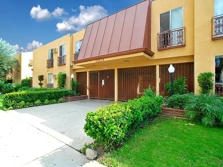 Roscoe Villa Apts — Photo 3