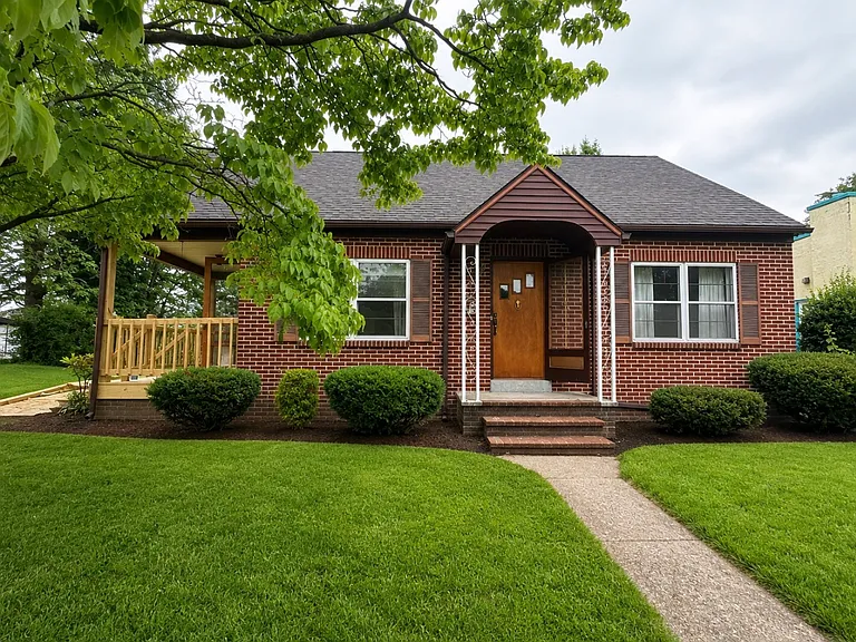 54 Oak Ave — Photo 1